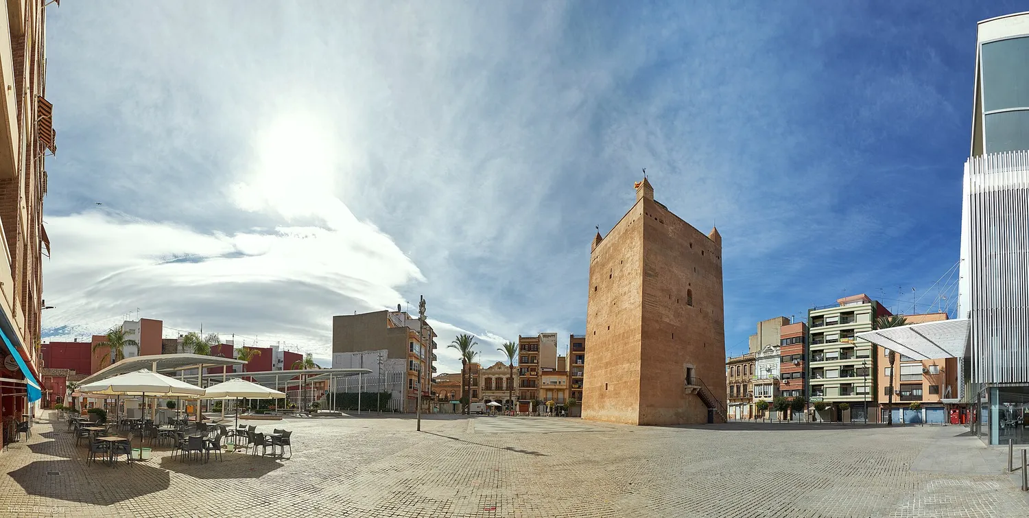 Torre de Torrent en la plaza Mayor junto al mercado y las terrazas